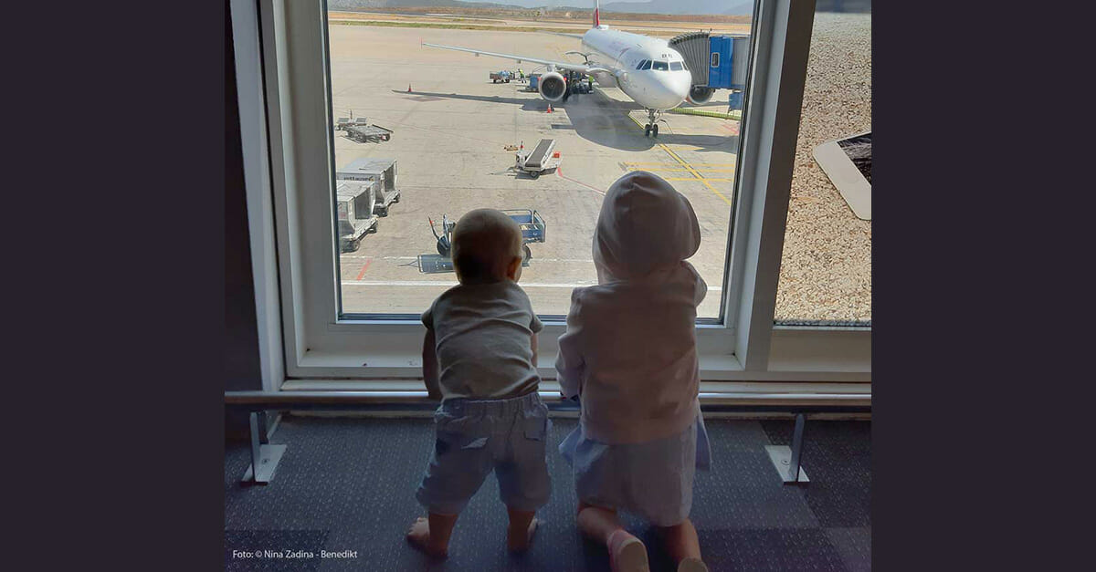 Kinder am Flughafen in Athen