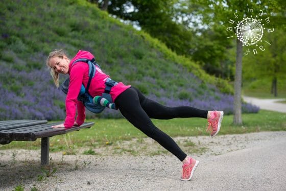 LAUFMAMALAUF Ergobaby Alternating Arm Plank Übung