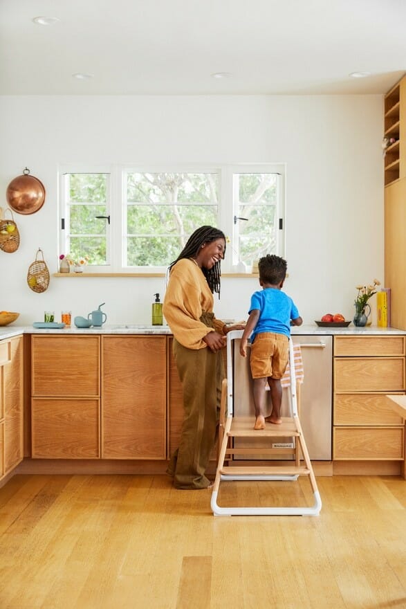 Lernturm für Kinder im Einsatz in der Küche