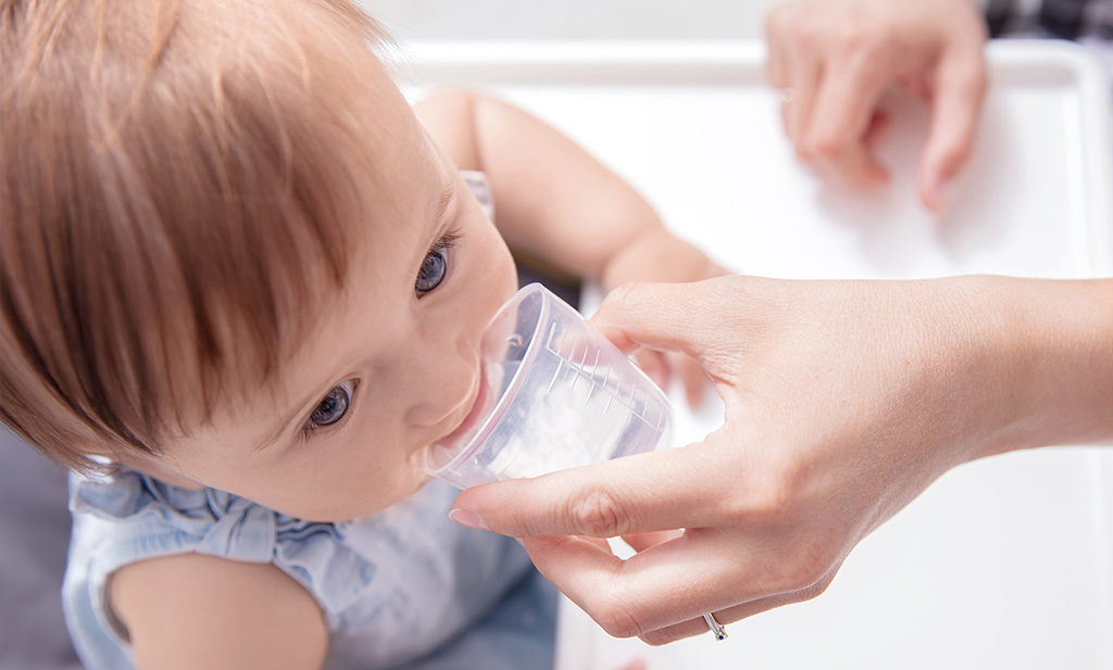 Solltet ihr eurem Baby Wasser geben trotz Stillen?
