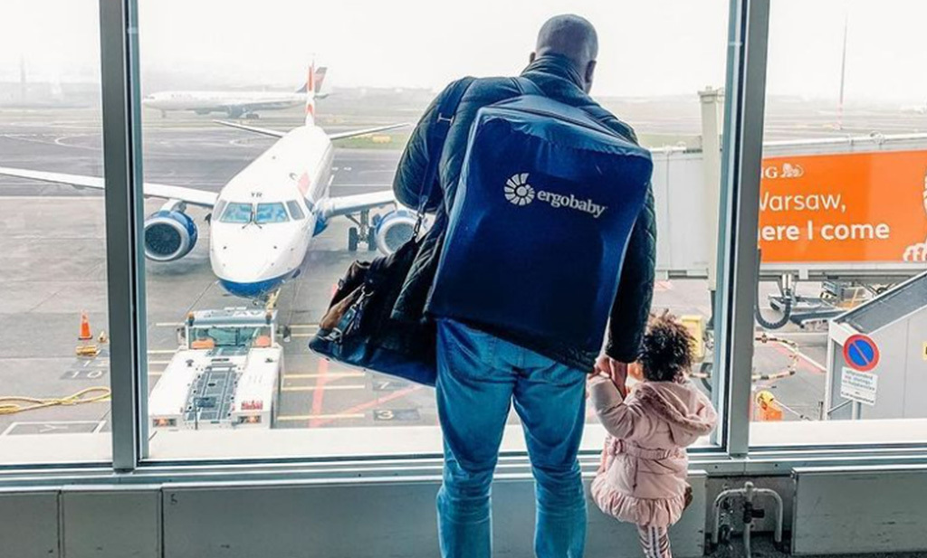 Fliegen mit Baby, Baby und Dad im Flughafen