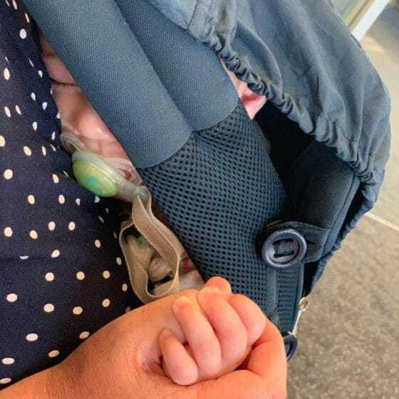 Ergobaby Babytrage : Fliegen mit Baby