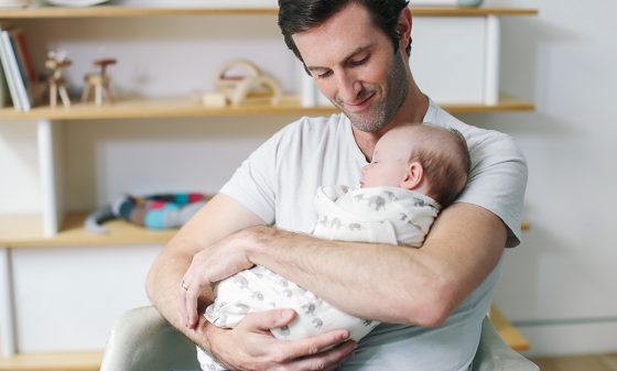 Baby und Papa Babyschlaf