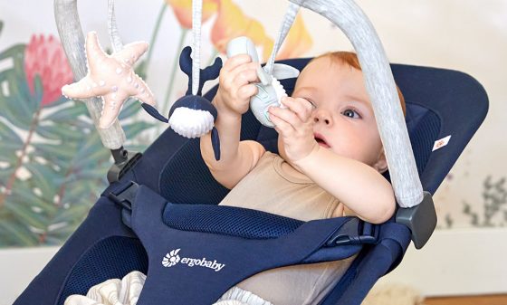 Babywippe Ergobaby mit Spielbogen