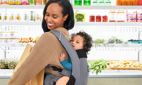 Einkaufen mit Baby in Away Ergobaby Babytrage