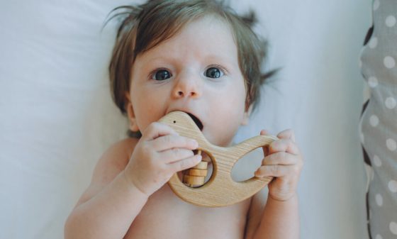Entwicklung Baby 4 Monate: Greifentwicklung