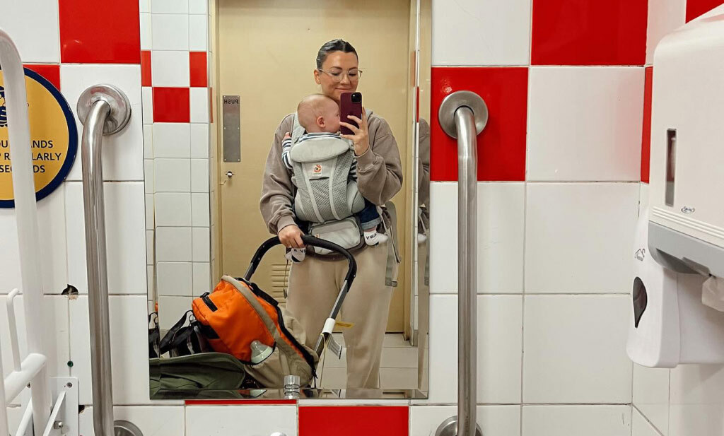 Babytrage im Flughafen benutzen