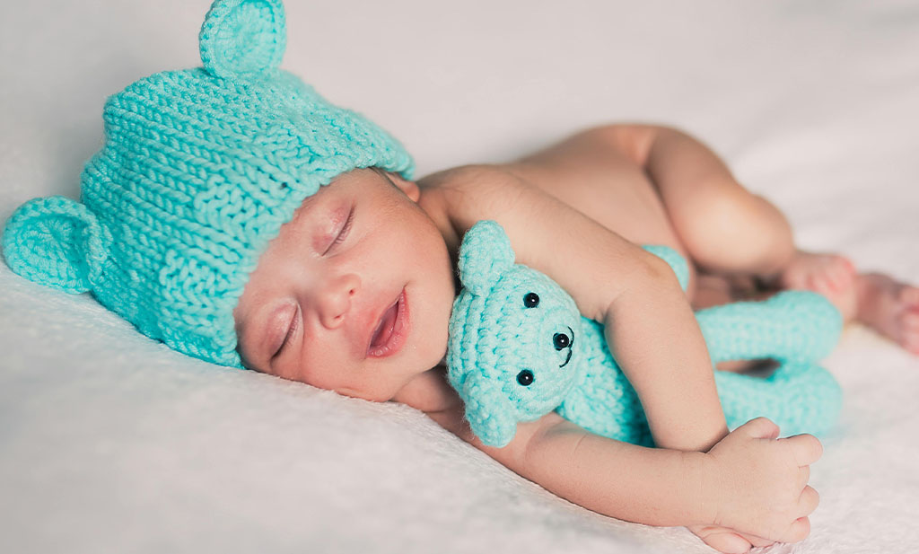 Baby mit Teddybär