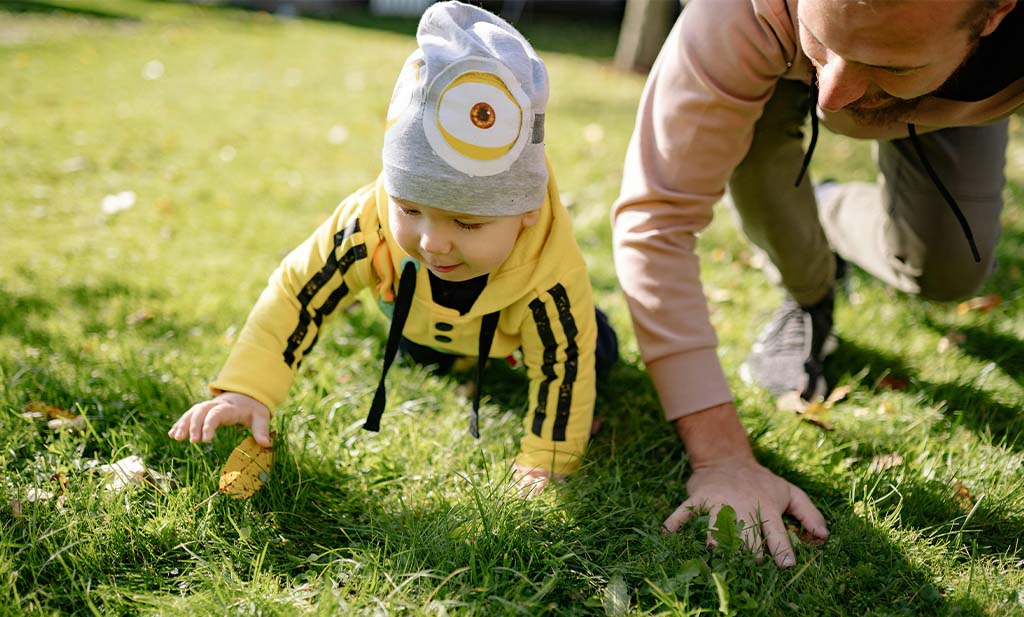 Dad und Baby zusammenspielen