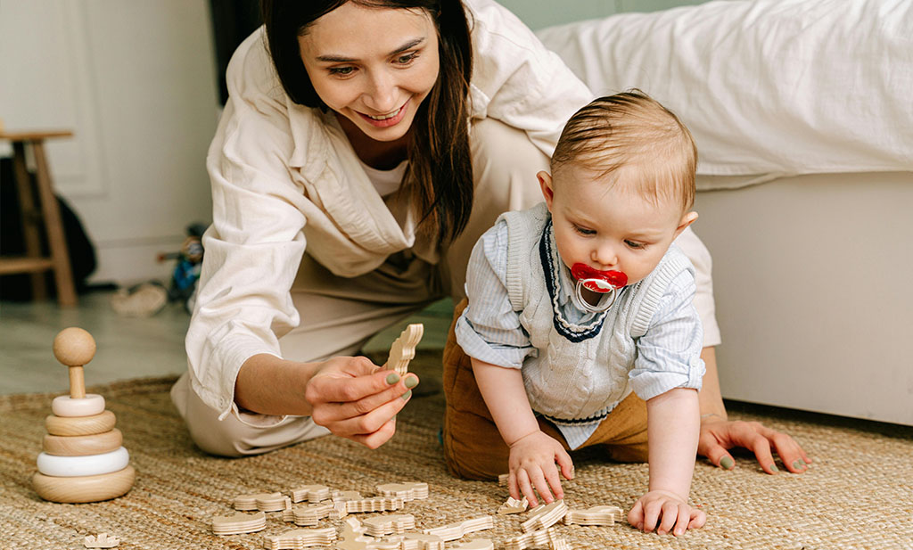 Mama und Baby zusammenspielen