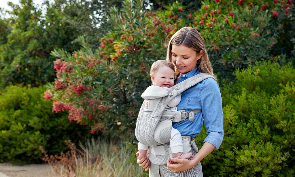 Babytrage und Kind mit Down Syndrom