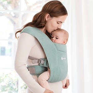 Gesund für die HüftenDie über den Hüftgurt einstellbare Stegbreite und Länge des Rückenpanels ermöglicht die natürliche und ergonomische Anhock-Spreiz-Haltung und passt sich dem Wachstum des Babys an.