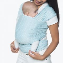 Mama trägt Baby im Ergobaby Tragetuch Aura Baby Blue