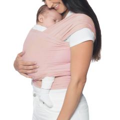 Mama trägt das Baby in Blickrichtung in Aura Wrap Blush Pink Babytrage