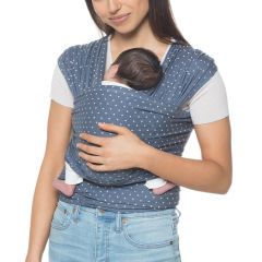 Mama trägt das Baby in Blickrichtung in Aura Wrap Coral Dots Babytrage
