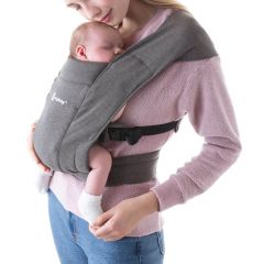 Mama trägt das Baby in Blickrichtung in Heather Grey Embrace Babytrage