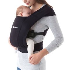 Mama trägt das Baby in Blickrichtung in Pure Black Embrace Babytrage