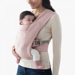 Mama trägt das Baby in Blickrichtung in Blush Pink Embrace Babytrage