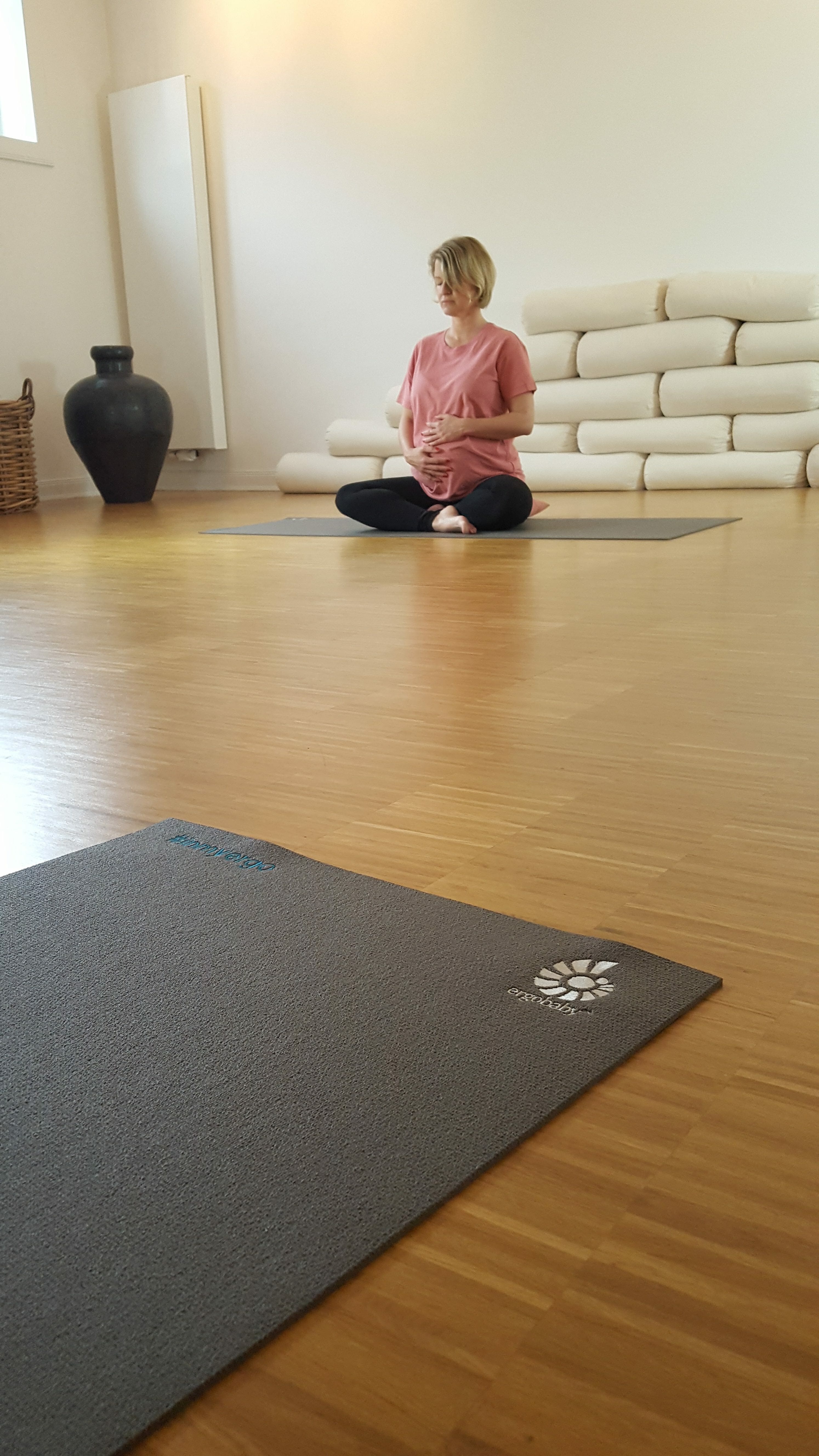 Uuuund Action: Yoga mit Ergobaby