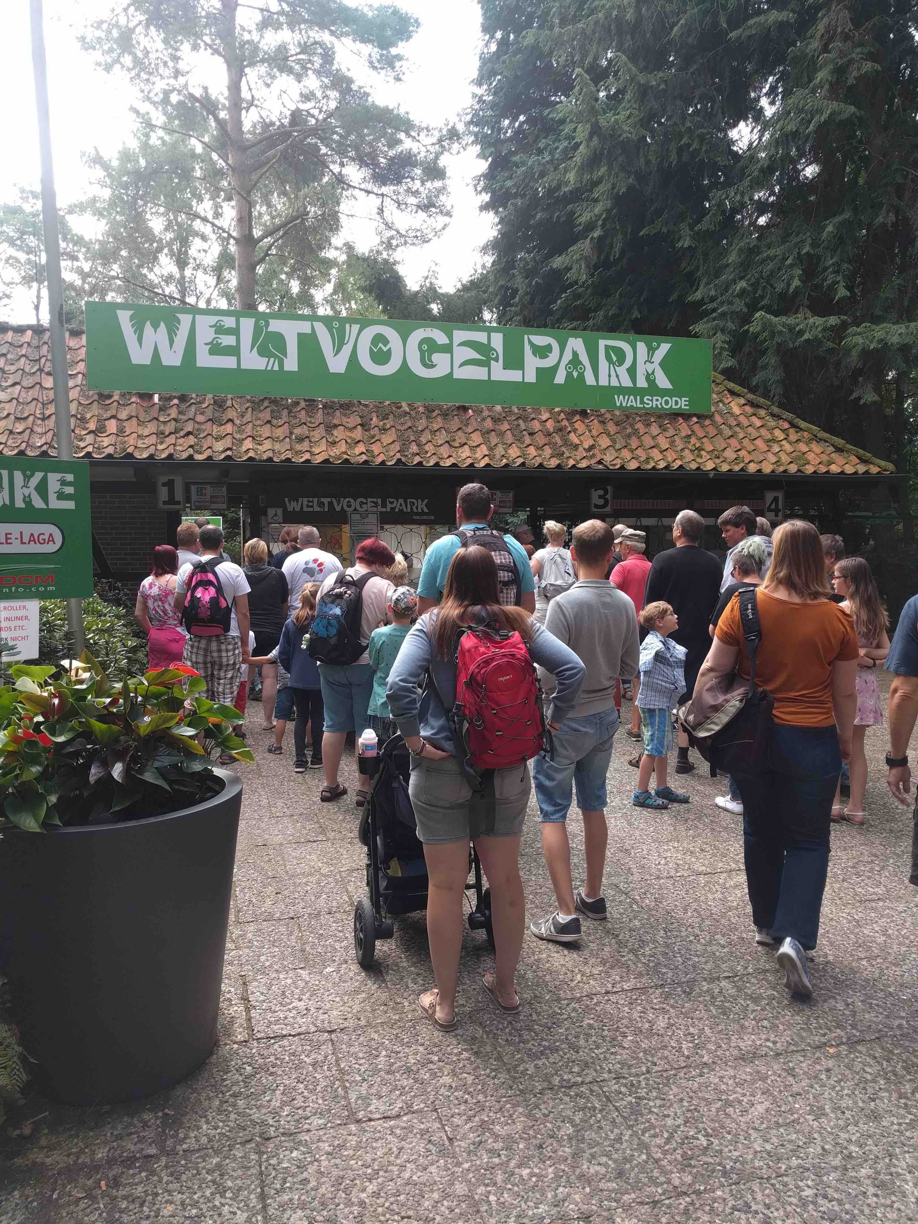 Mit den Vögeln um die Welt: Ergobaby im Weltvogelpark Walsrode