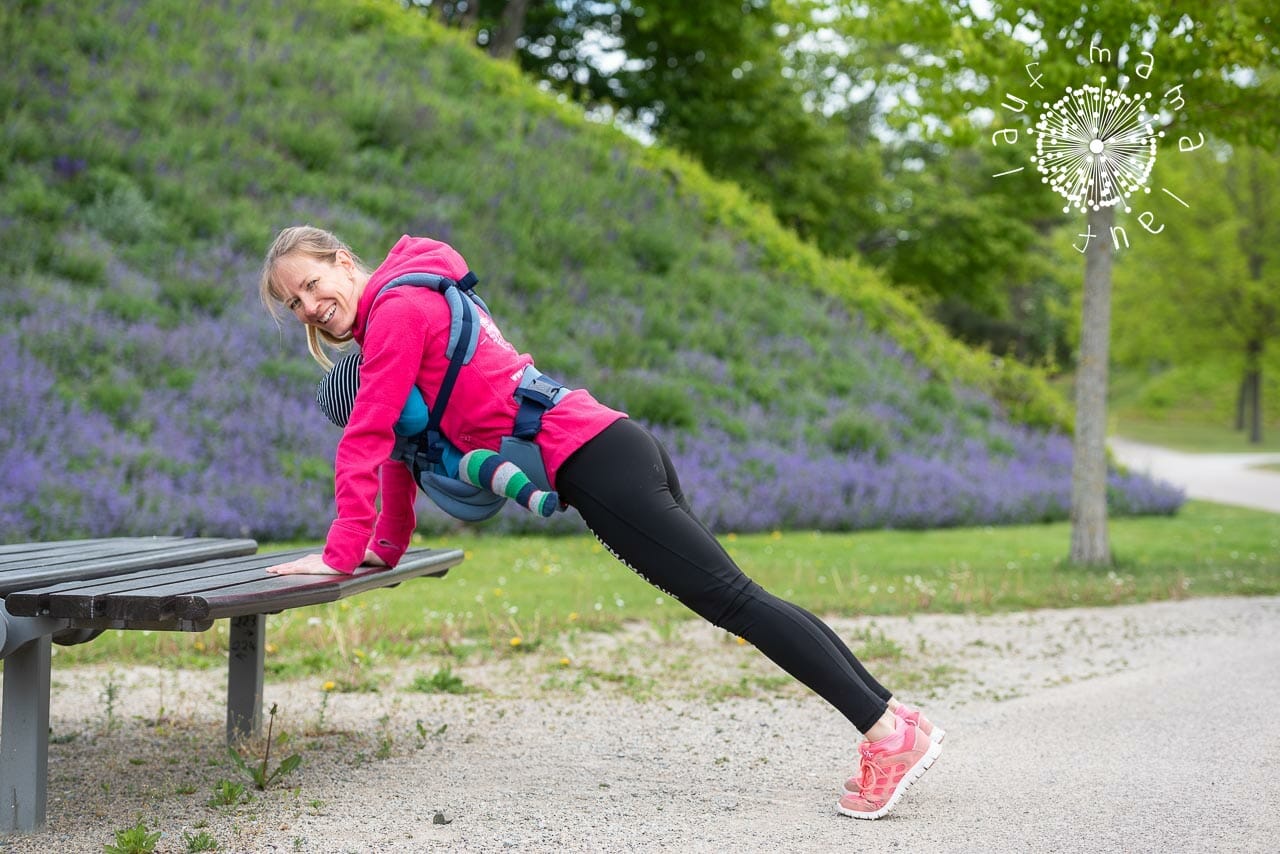 Fit mit Baby und Trage: Alternating Arm Plank Hold