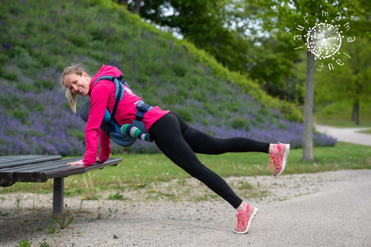 Fit mit Baby und Trage: Plank mit Single Leg Extension