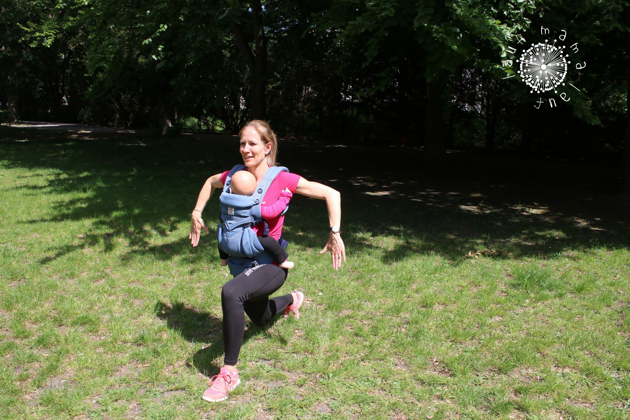 Fit mit Baby und Trage: Lunge mit Armbewegung