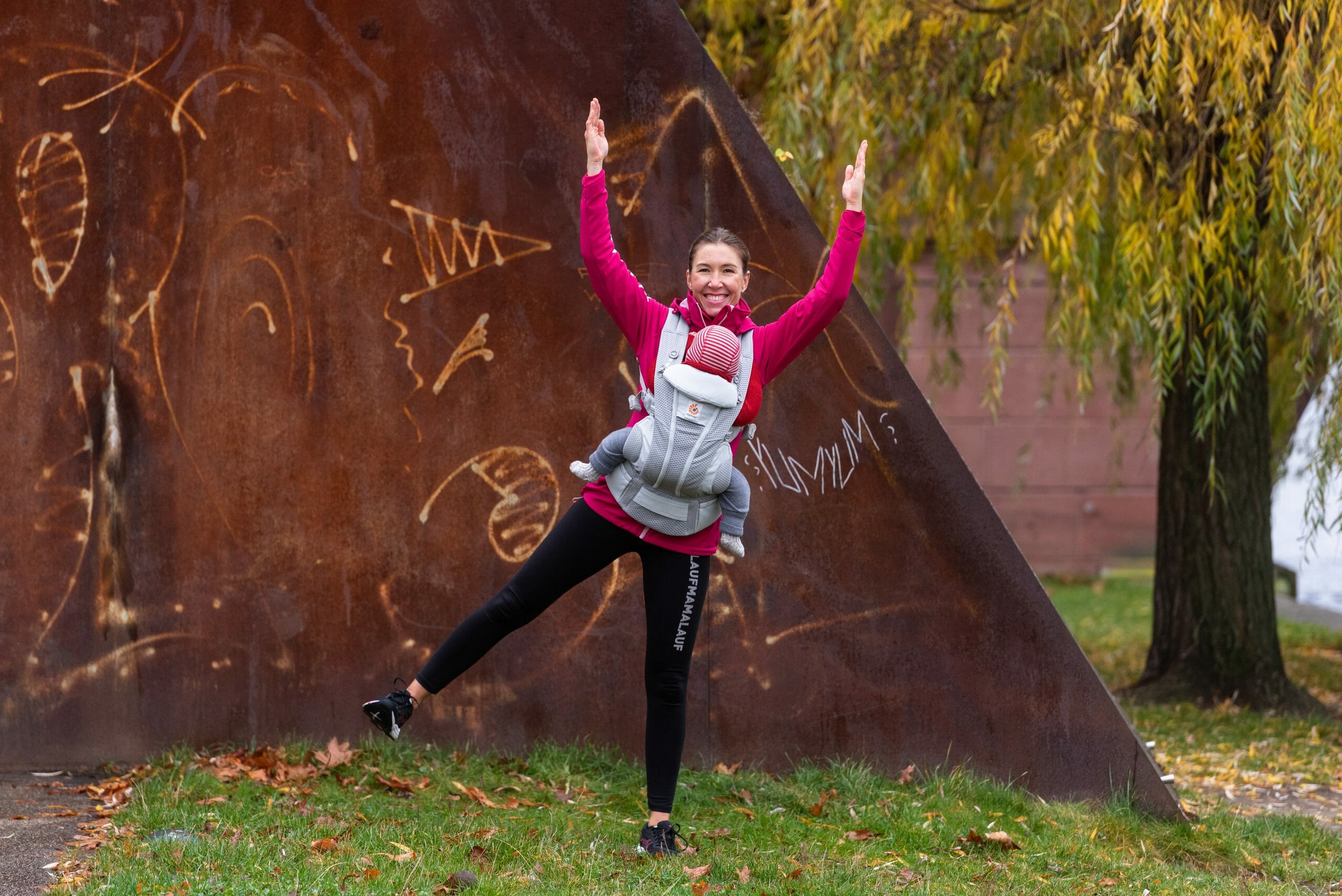 Fit mit Baby und Trage: Side Lunge with Side Leg Lift