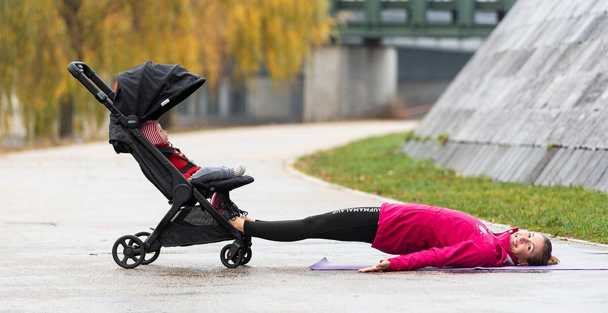 Fit mit Baby und Buggy: Bridging mit Heel-Pull