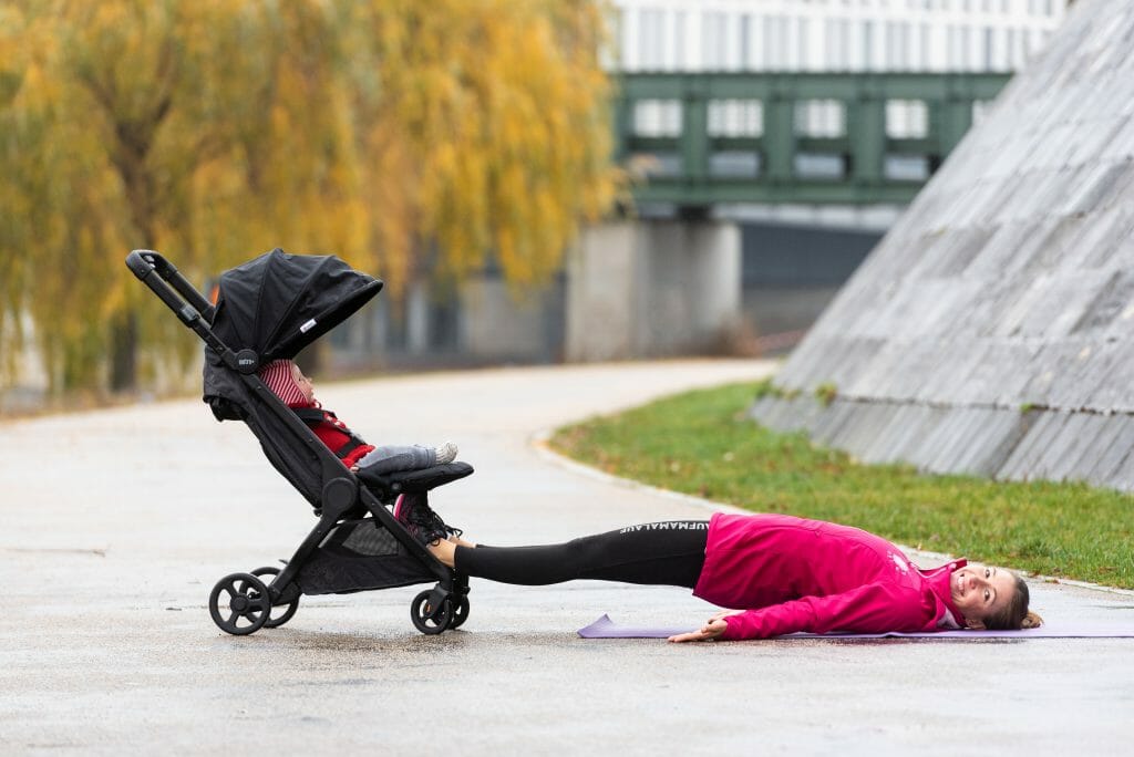 Fitnessübung Bridging mit Heel-Pull