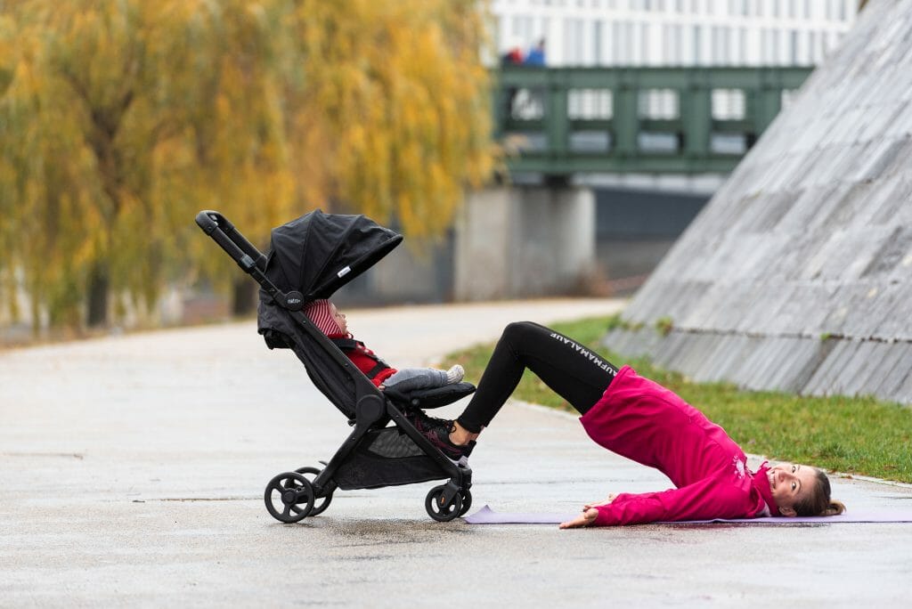 Fitnessübung Bridging mit Heel-Pull