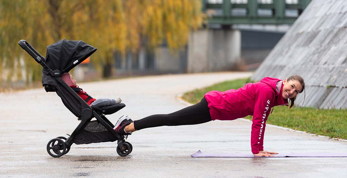 Fit mit Baby und Buggy: Plank mit Heel-Pull