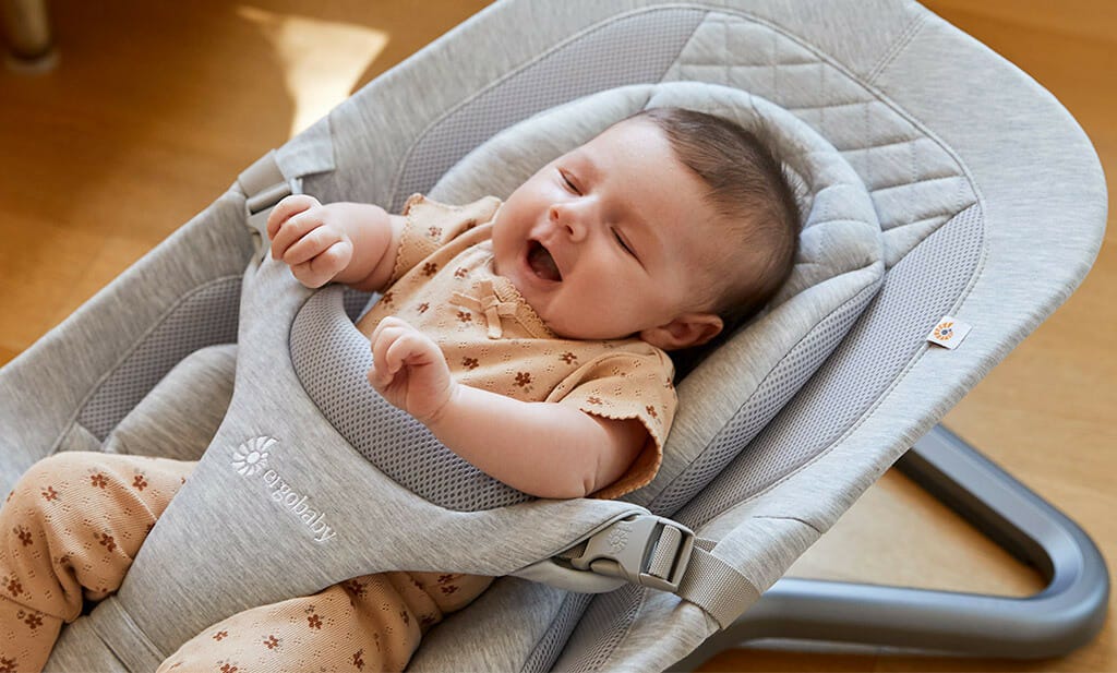 Neue Babywippe von Ergobaby: Ergonomischer Halt ab dem ersten Tag