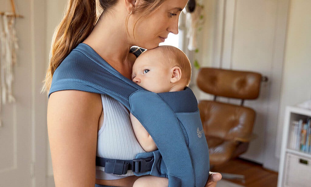 wie sitzt baby richtig in trage 