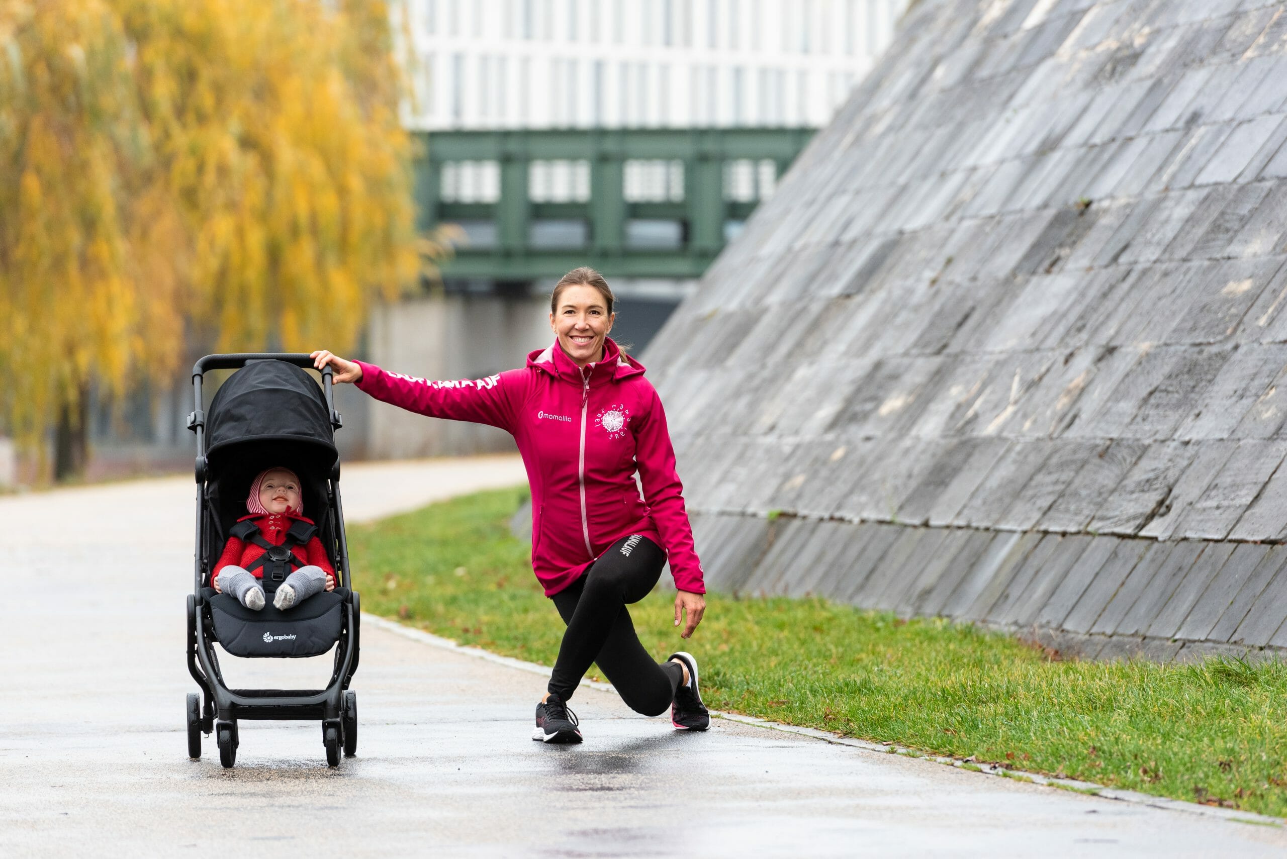 Fit mit Baby und Buggy: Knackig ins neue Jahr mit den Curtsy Lunges