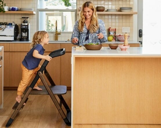 Dank Lernturm für Kinder gemeinsam Essen zubereiten