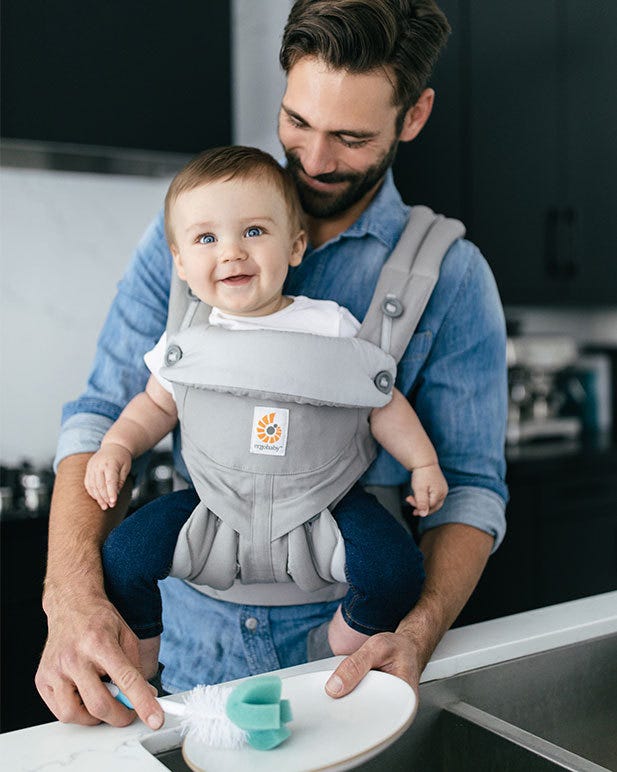 Vater und Baby in Babytrage