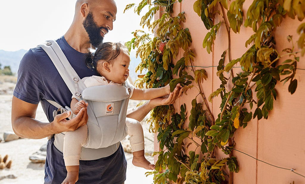 Babytrage vorwärts tragen