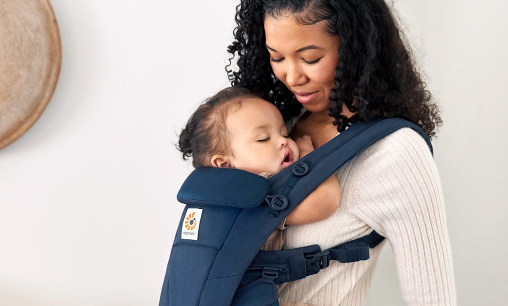 Baby schläft in der  Babytrage. wie viel Schlaf braucht ein Baby