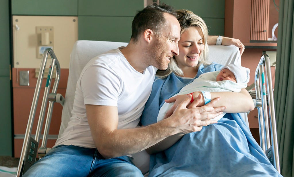 Eltern mit Neugeborenen im Krankenhaus