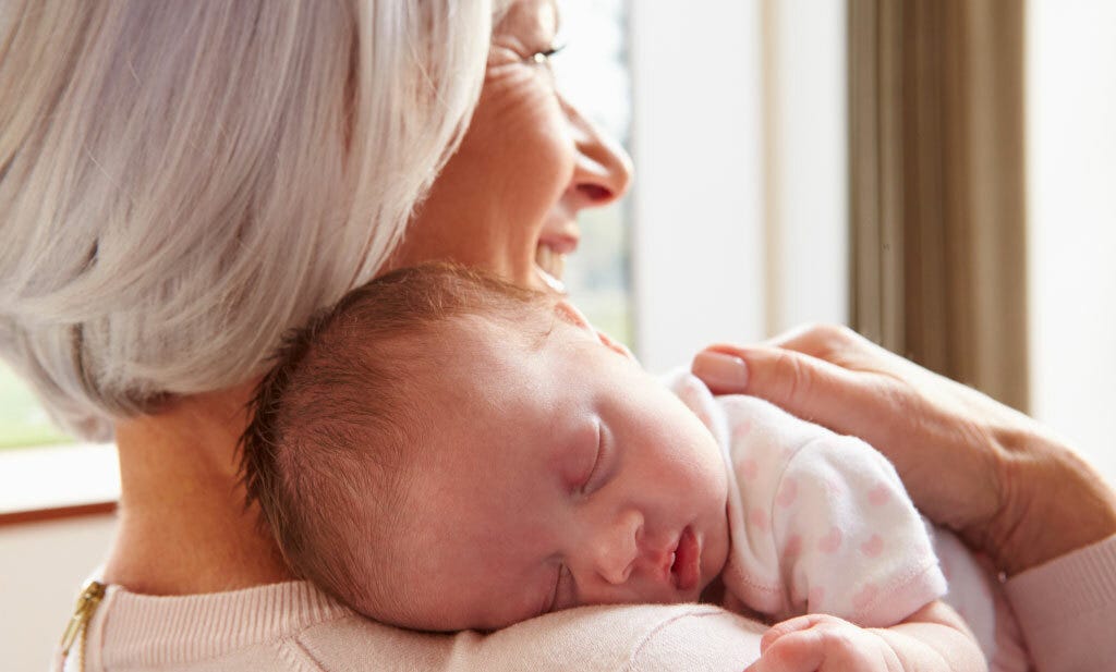 Großmutter und ein Baby