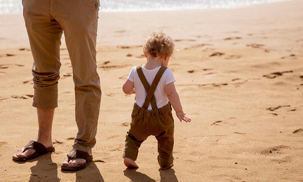 Wenn’s draußen heiß wird: Was tragen Babys im Sommer?